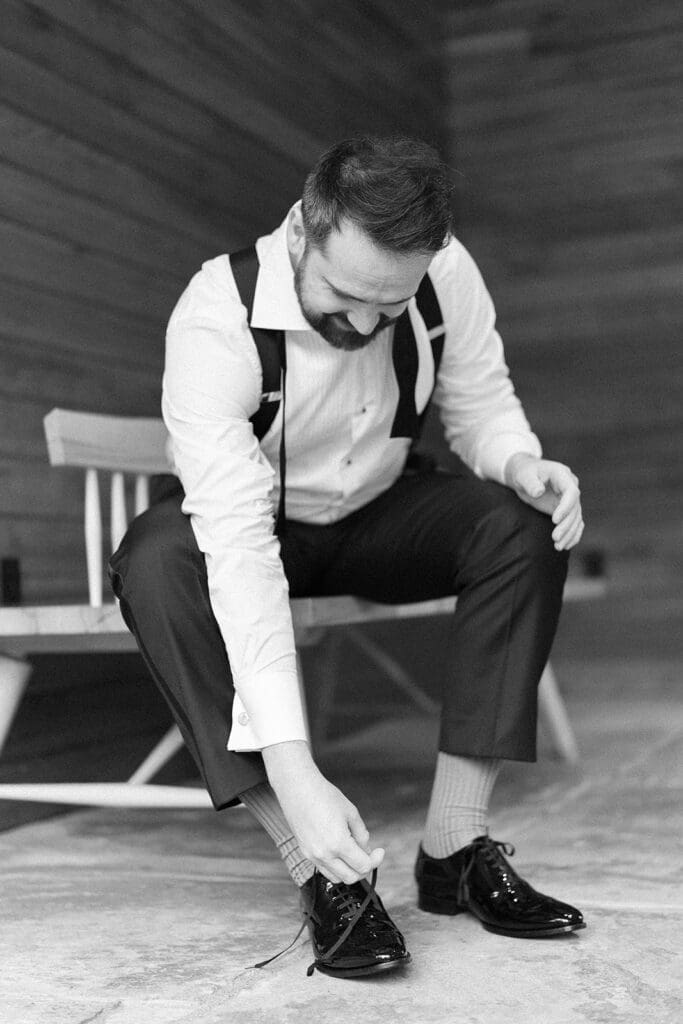 Tom ties his shoes. 