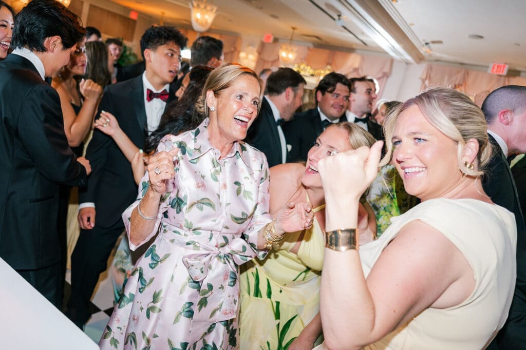 Wedding guests dance on the dance floor. 