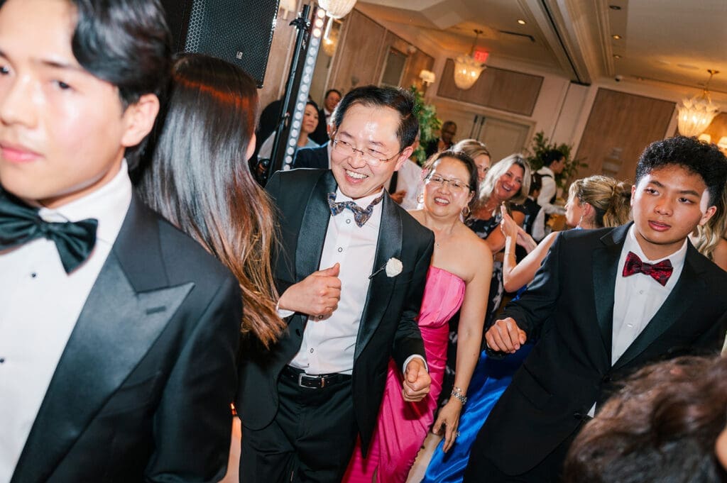 Wedding guests dance on the dance floor. 