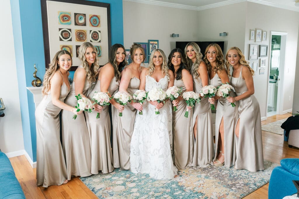 Jacquie and her bridesmaids pose for a group photo in the living room. 