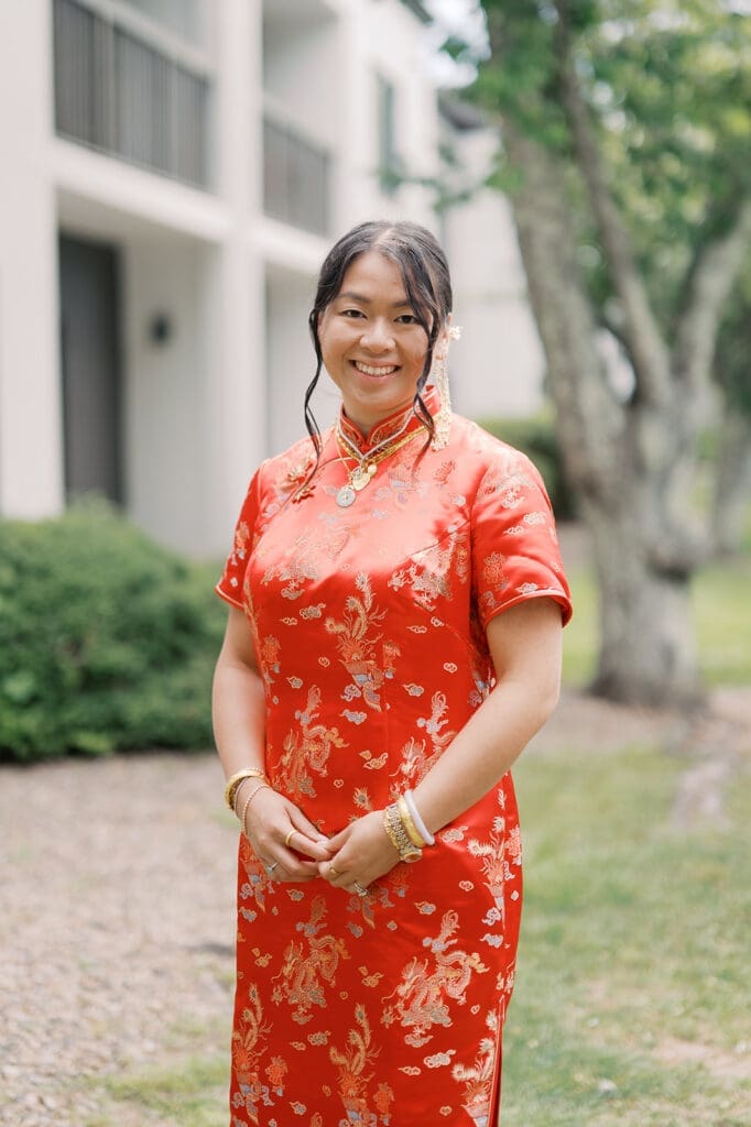 The bride smiles in traditional tea ceremony attire