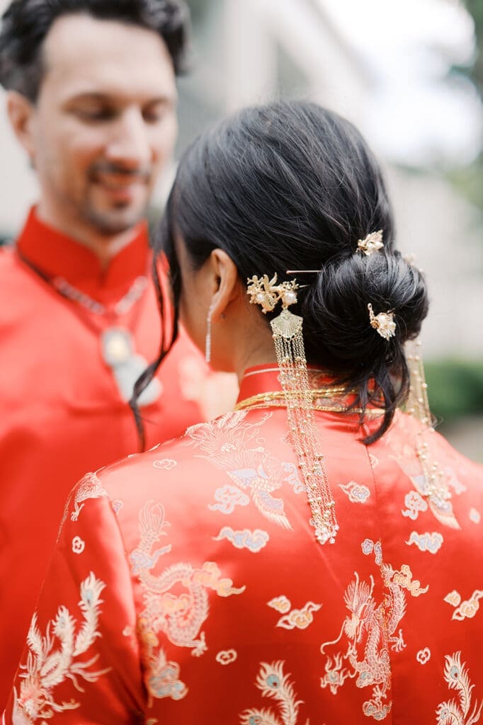 The gold jewelry and accessories in the bride's hair