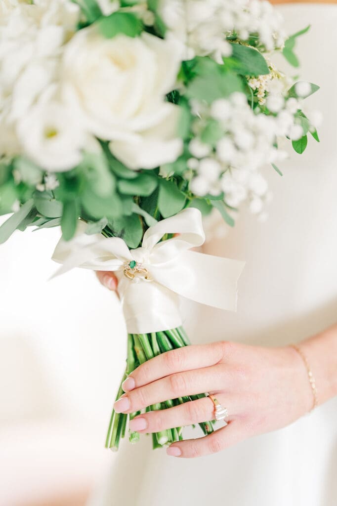 Georgia's bouquet with a ring tied to the stem.